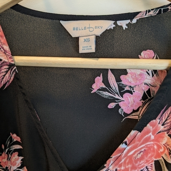 BELLE Sky black floral twist front shirt fits size small - Picture 2 of 3